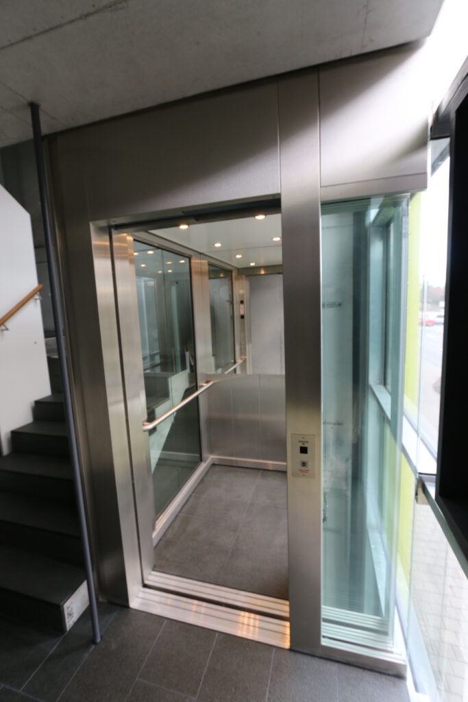 Moderne Aufzugsanlage im Neubau - funktional und hochwertig umgesetzt